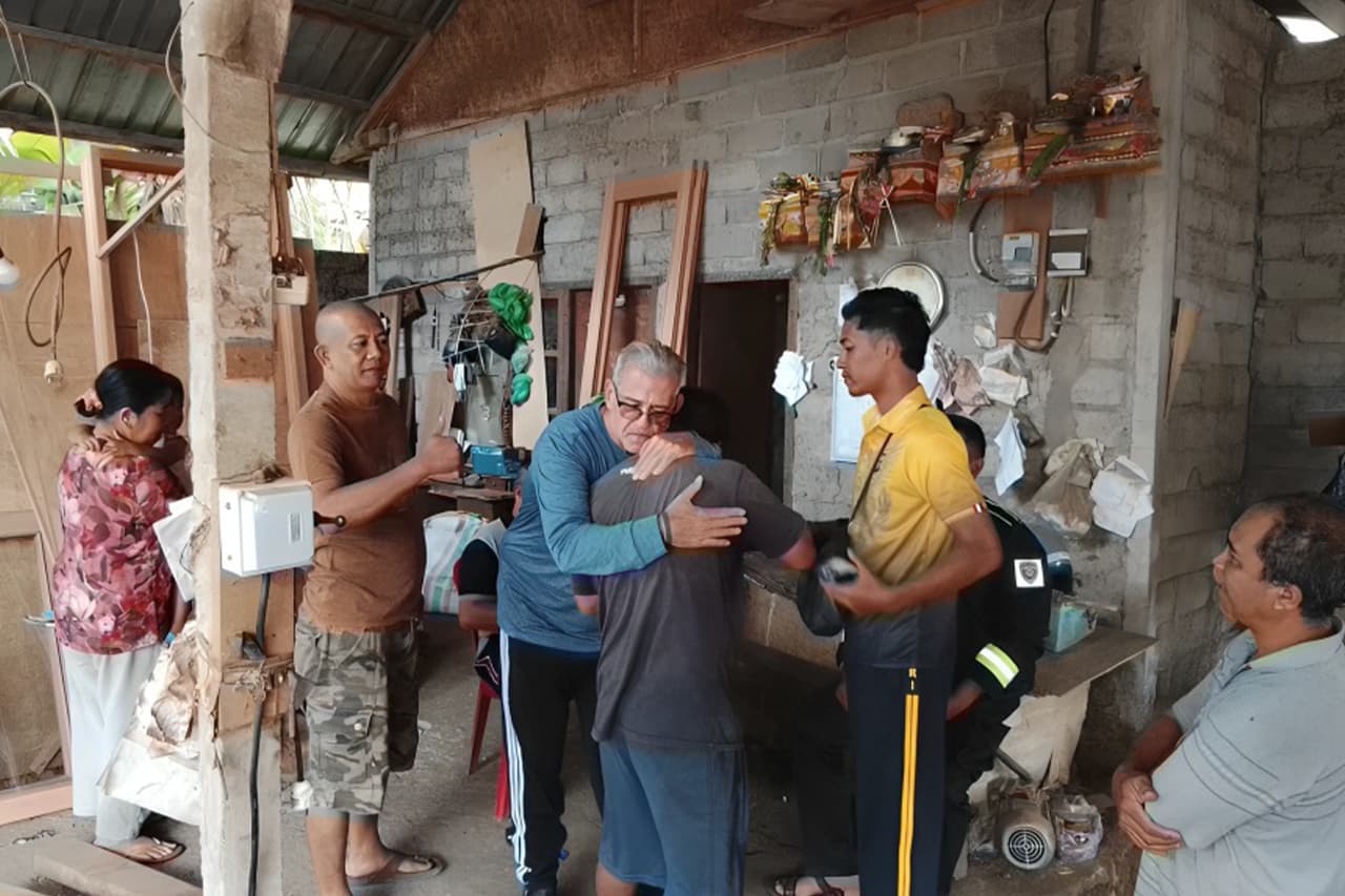 American Tourist Forgives Wallet Thief at Bali Temple