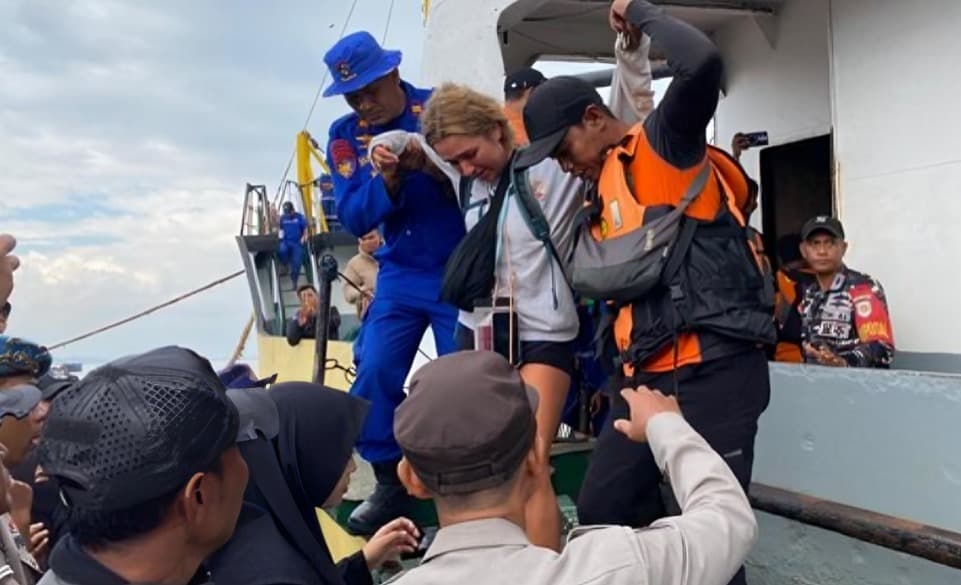 Passenger Boat Sinks Near Labuan Bajo; Tourist Injured in NTT Waters