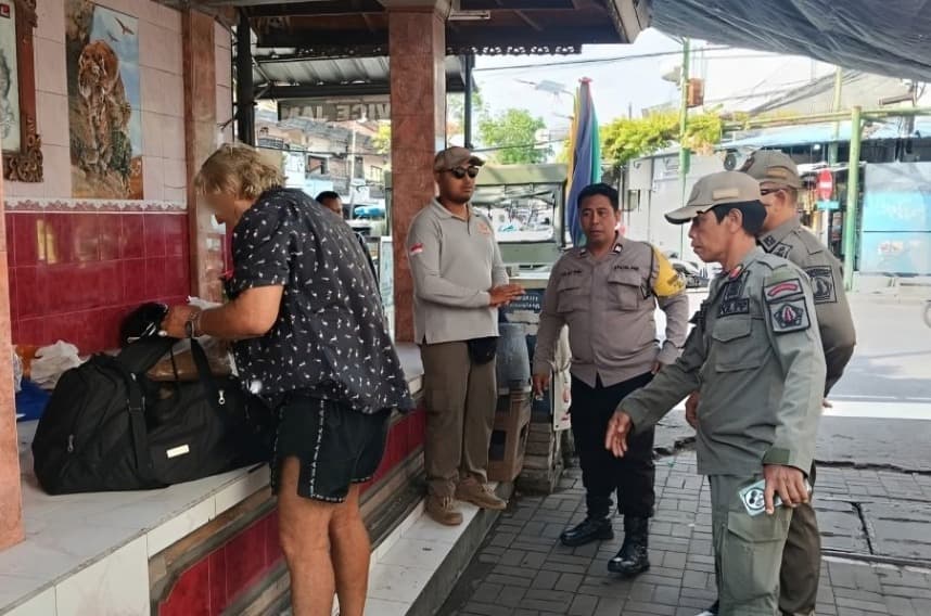 Bali Officers Go Above and Beyond to Help Australian Tourist Find Perfect Guesthouse